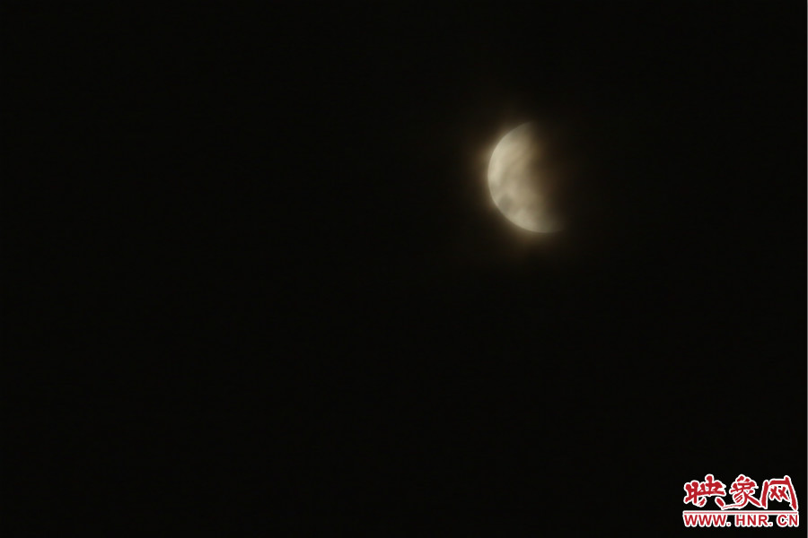 20：02月亮在云層中忽隱忽現(xiàn)。