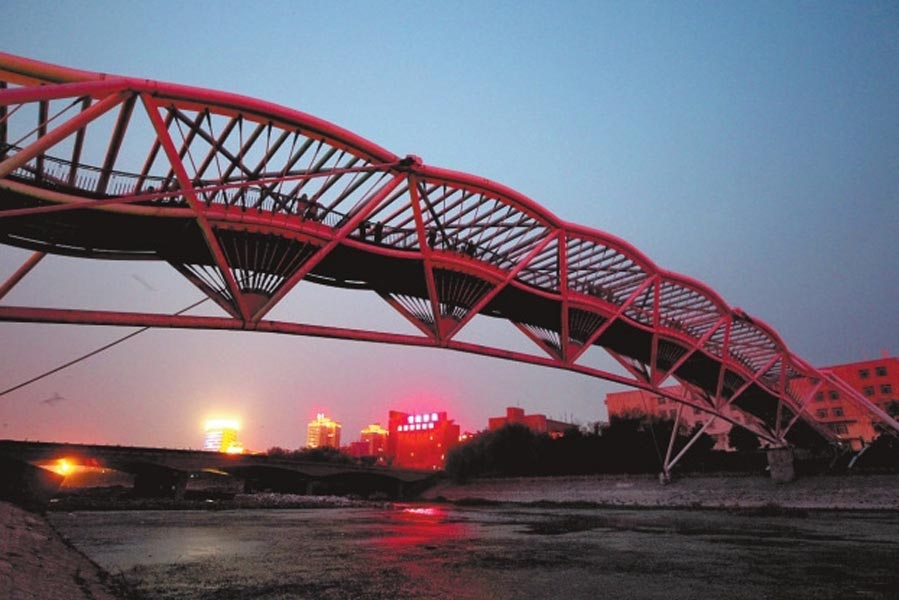 此前三座橋黑燈瞎火，許多人為此不敢從此過。