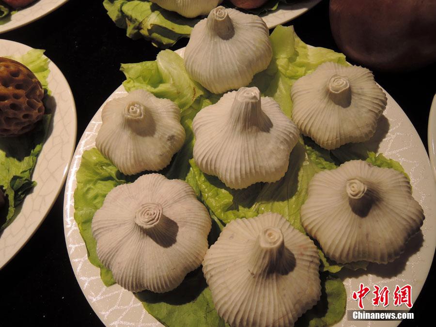 "滿漢全席"石頭宴現(xiàn)身鄭州 造型逼真惹垂涎 "滿漢全席"石頭宴現(xiàn)身鄭州 造型逼真惹垂涎