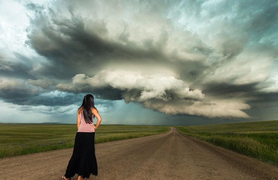 夫婦追逐風(fēng)暴 丈夫?yàn)槠拮优摹帮L(fēng)暴寫真”