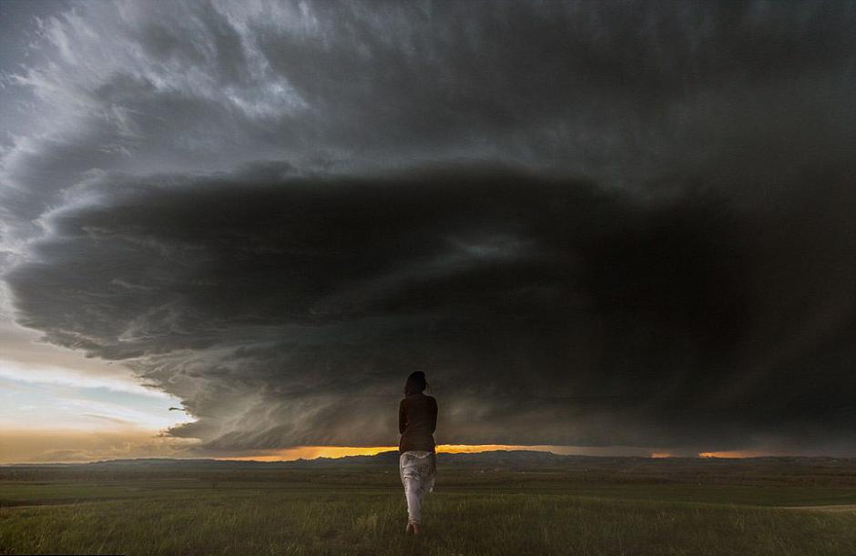 夫婦追逐風(fēng)暴 丈夫?yàn)槠拮优摹帮L(fēng)暴寫真”