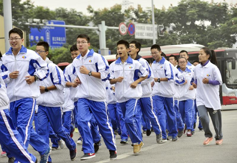 10月14日，成都七中萬達學校實行三年跑六百公里才能畢業(yè)，現(xiàn)場學生開始長跑。