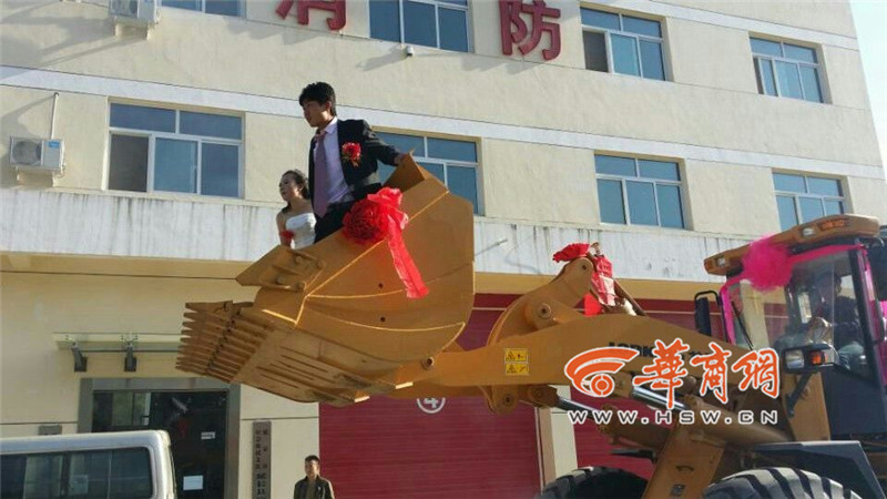 陜西小伙開8臺(tái)裝載機(jī)接新娘。