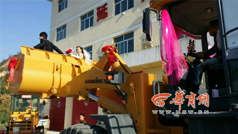 陜西小伙開8臺(tái)裝載機(jī)接新娘。