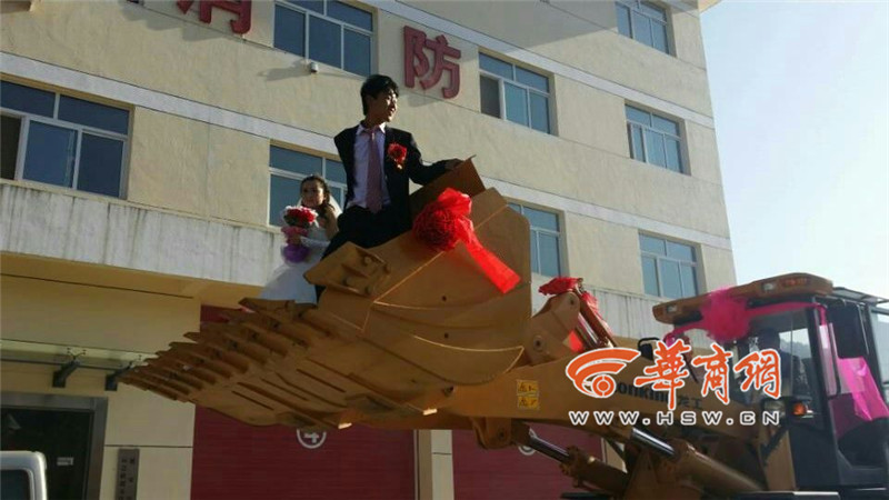 陜西小伙開8臺(tái)裝載機(jī)接新娘。