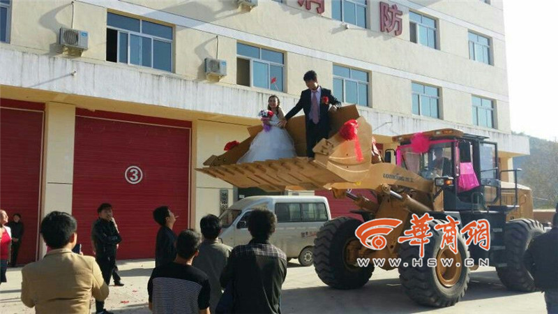 陜西小伙開8臺(tái)裝載機(jī)接新娘。