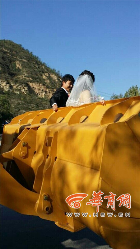 陜西小伙開8臺(tái)裝載機(jī)接新娘。