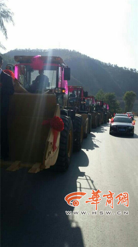 陜西小伙開8臺(tái)裝載機(jī)接新娘。