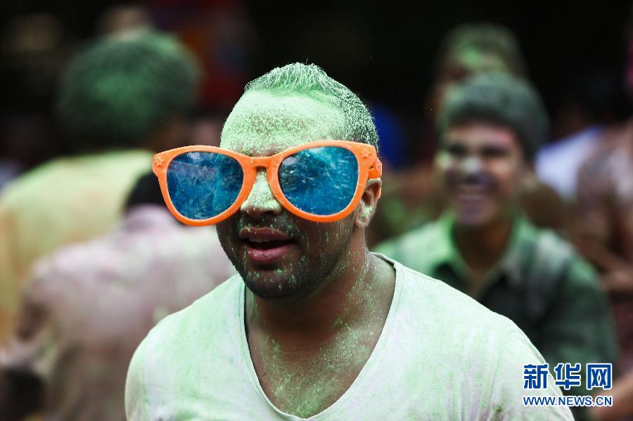 10月16日，在埃及首都開羅，一名男青年在“彩色跑”活動(dòng)中奔跑。