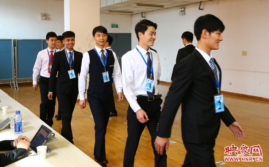 南航在鄭招百名空姐空少 全國千余帥哥美女應試