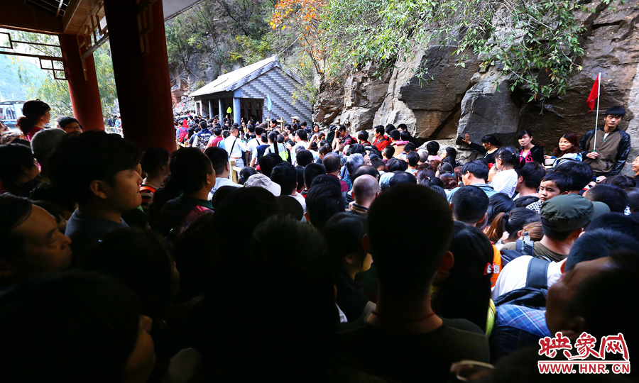 不到百米的碼頭上，等待上船的幾百名游客擁擠在一起