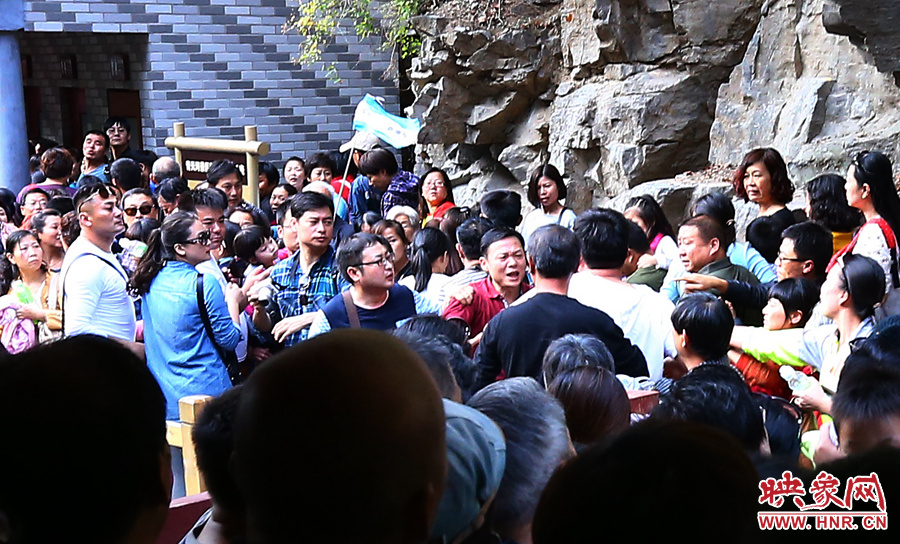 候船碼頭上，游客由于擁擠發(fā)生摩擦沖突