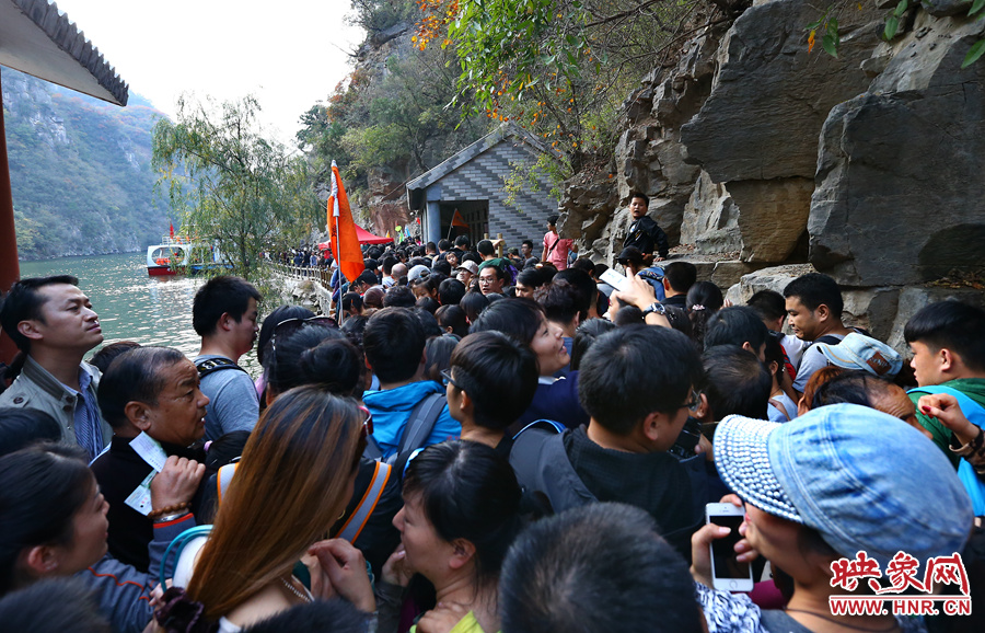 由于景區(qū)沒有良好的疏導(dǎo)和管理，讓游玩的游客被混亂的狀態(tài)破壞了好心情