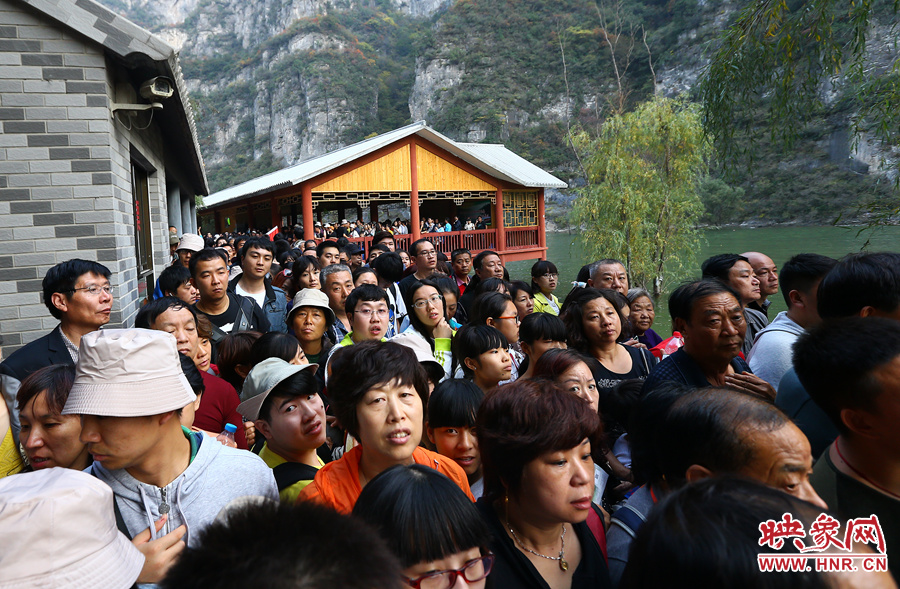 等待上船的碼頭上，游人擁擠不動