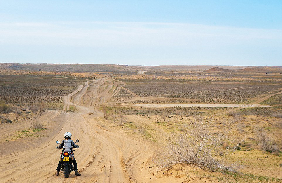在3個(gè)月中，夫婦倆從阿姆斯特丹到達(dá)蒙古，途中經(jīng)過(guò)16個(gè)國(guó)家。