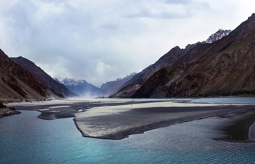 夫婦倆穿越東歐到達(dá)亞洲，沿途拍攝到許多美景。