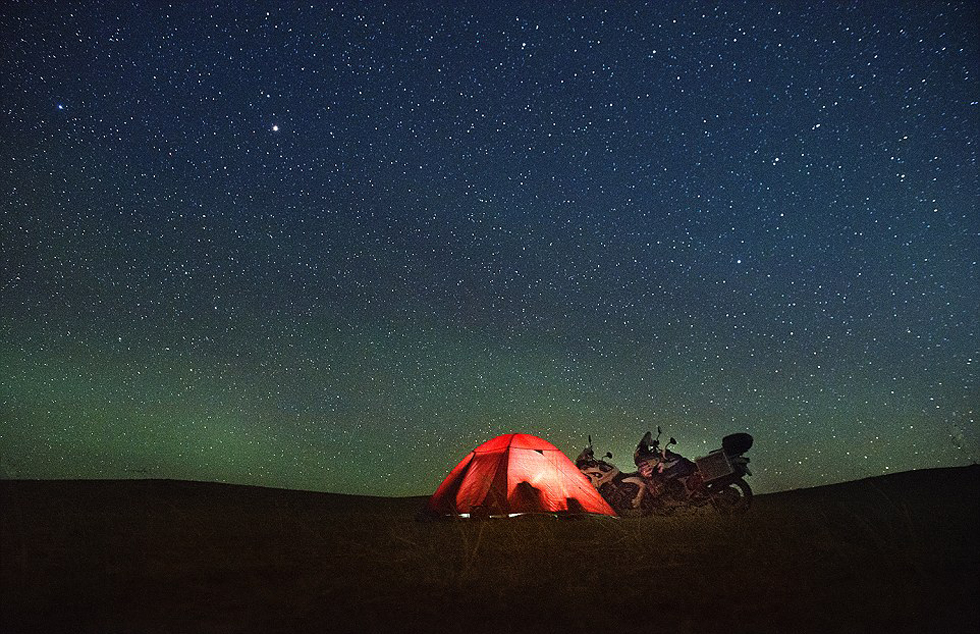 他們?cè)庥錾硥m暴和嚴(yán)寒，且數(shù)天無(wú)法洗澡。