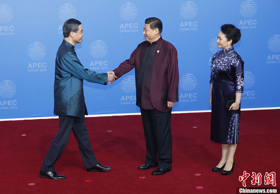 圖為習近平夫婦歡迎中國香港特別行政區(qū)行政長官梁振英。中新社發(fā) 杜洋 攝