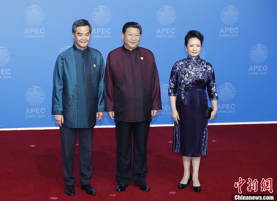 圖為習近平夫婦歡迎中國香港特別行政區(qū)行政長官梁振英。中新社發(fā) 杜洋 攝