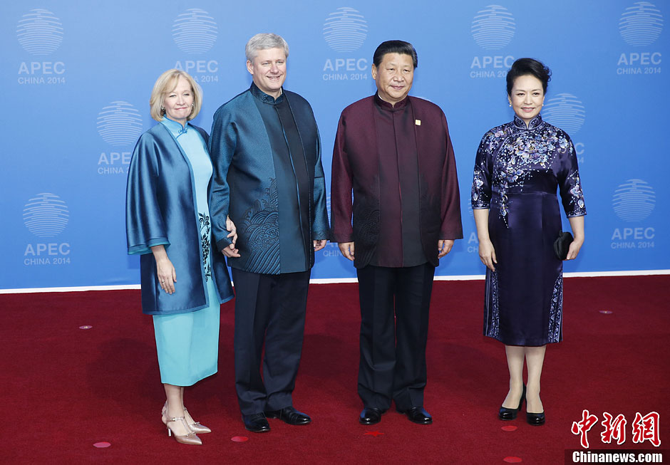 圖為習近平夫婦歡迎加拿大總理哈珀夫婦。中新社發(fā) 杜洋 攝