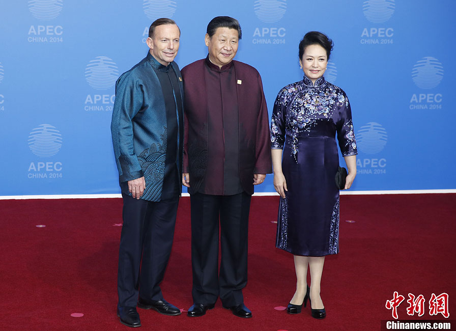 圖為習近平夫婦歡迎澳大利亞總理阿博特。中新社發(fā) 杜洋 攝