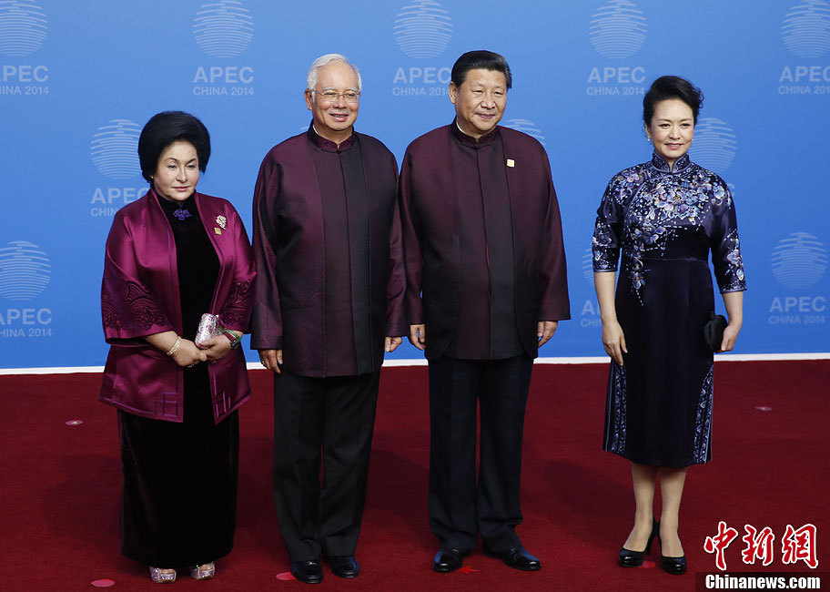 圖為習近平夫婦歡迎馬來西亞總理納吉布夫婦。中新社發(fā) 杜洋 攝