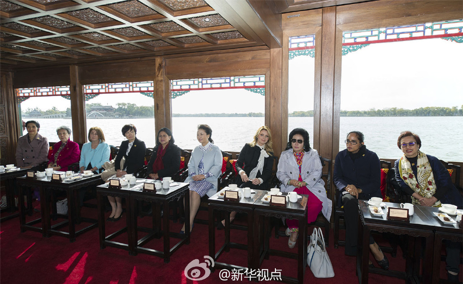 彭麗媛11日邀請來華出席2014年APEC領(lǐng)導(dǎo)人非正式會議的部分經(jīng)濟(jì)體領(lǐng)導(dǎo)人或代表的夫人參觀世界文化 彭麗媛11日邀請來華出席2014年APEC領(lǐng)導(dǎo)人非正式會議的部分經(jīng)濟(jì)體領(lǐng)導(dǎo)人或代表的夫人參觀世界文化