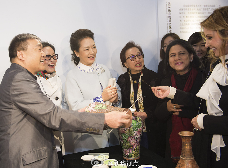 彭麗媛11日邀請來華出席2014年APEC領(lǐng)導(dǎo)人非正式會議的部分經(jīng)濟(jì)體領(lǐng)導(dǎo)人或代表的夫人參觀世界文化 彭麗媛11日邀請來華出席2014年APEC領(lǐng)導(dǎo)人非正式會議的部分經(jīng)濟(jì)體領(lǐng)導(dǎo)人或代表的夫人參觀世界文化