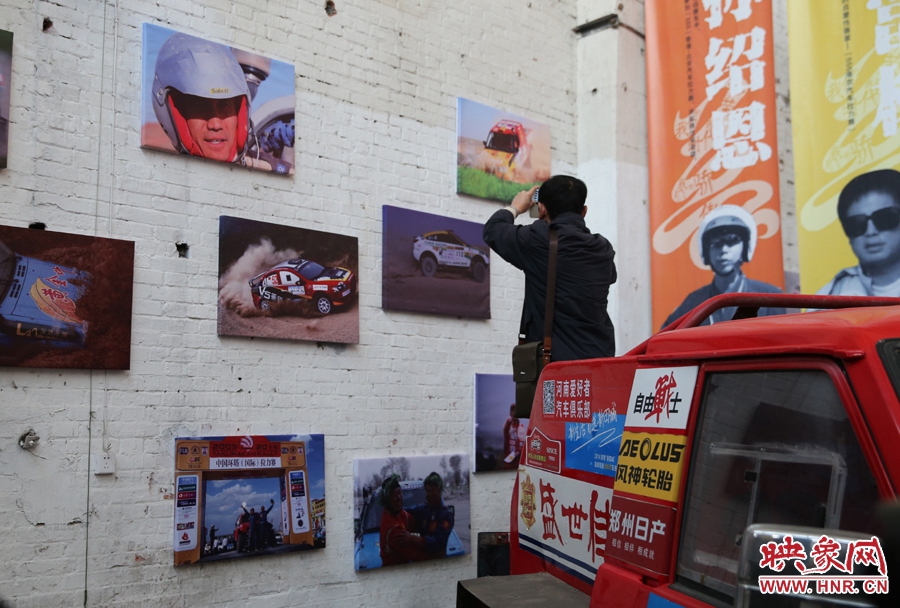 賽車上的攝影師。