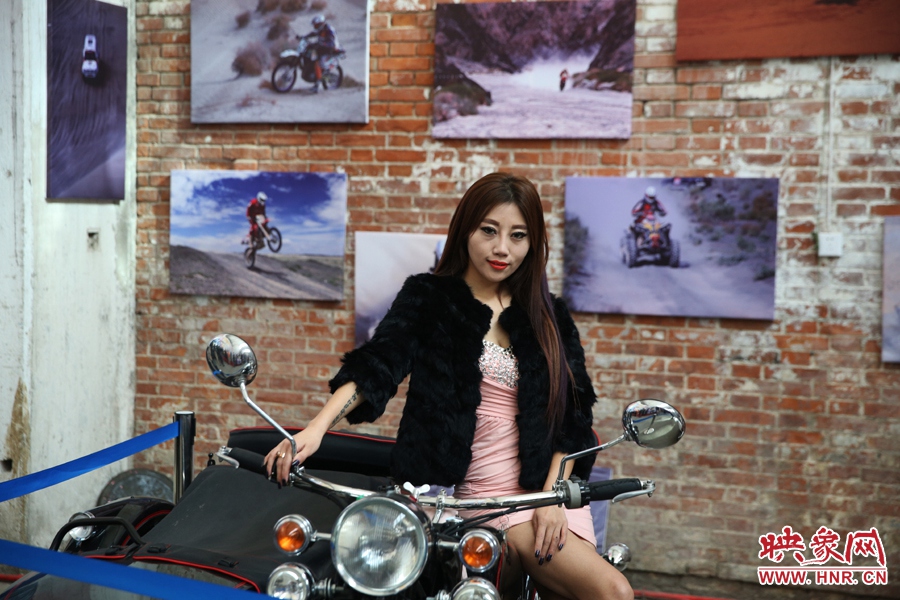 姐是車模，賽車的車。