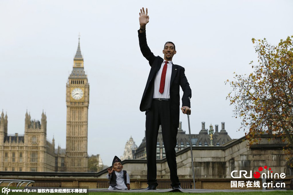 當?shù)貢r間2014年11月13日，英國倫敦，世界上最矮的男子錢德拉·巴哈杜爾·唐吉與世界上最高的男子蘇