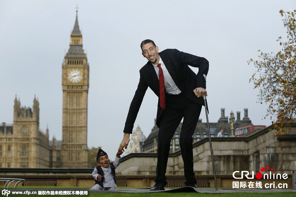 當?shù)貢r間2014年11月13日，英國倫敦，世界上最矮的男子錢德拉·巴哈杜爾·唐吉與世界上最高的男子蘇