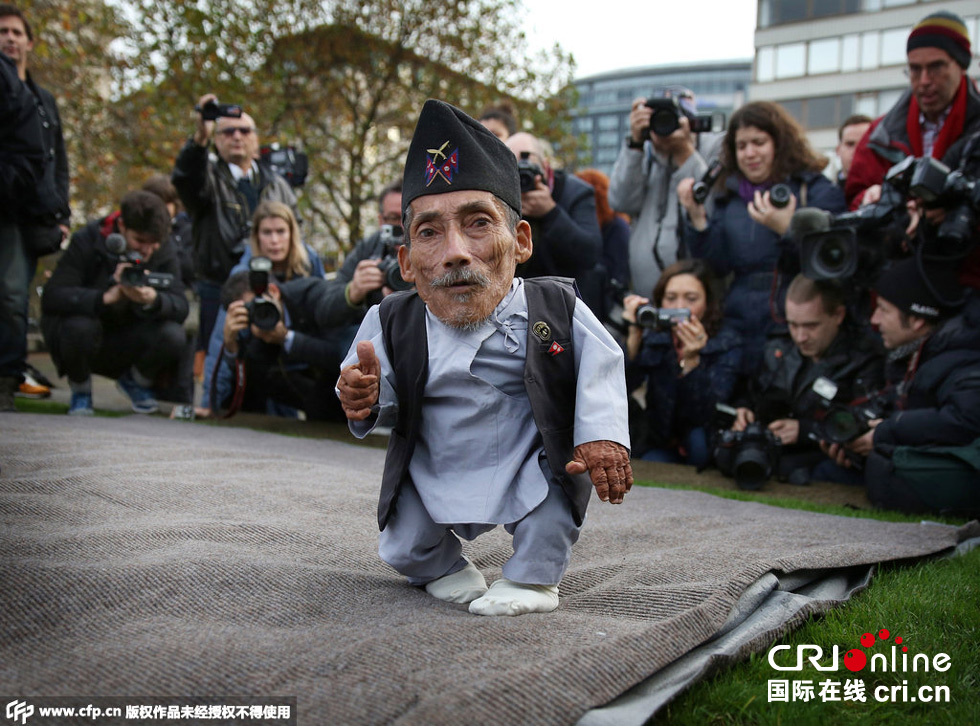 當?shù)貢r間2014年11月13日，英國倫敦，世界上最矮的男子錢德拉·巴哈杜爾·唐吉與世界上最高的男子蘇