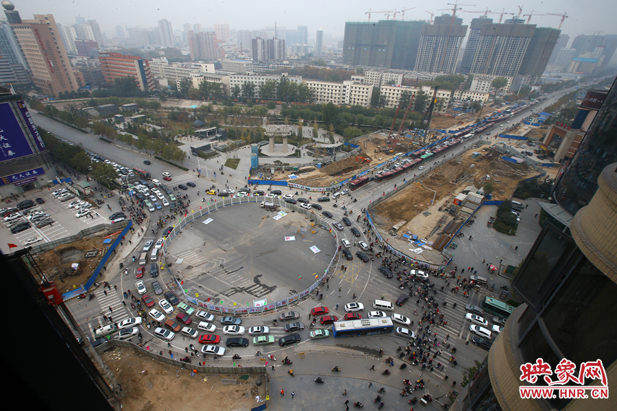 金水路未來路交叉口的圍擋，給原本擁堵的交通增加了更大的壓力