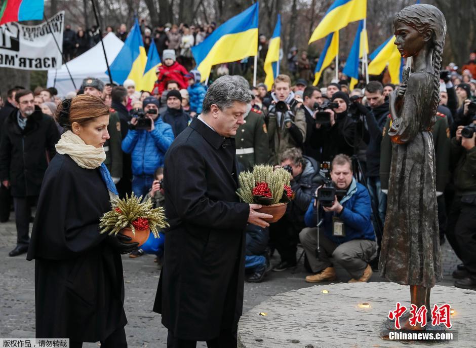 當(dāng)?shù)貢r(shí)間2014年11月22日，烏克蘭基輔，民眾舉行儀式紀(jì)念1932-1933烏克蘭大饑荒81周年
