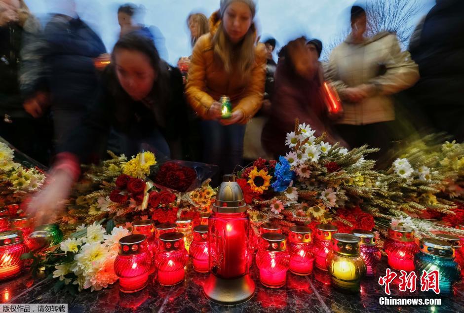 當(dāng)?shù)貢r(shí)間2014年11月22日，烏克蘭基輔，民眾舉行儀式紀(jì)念1932-1933烏克蘭大饑荒81周年