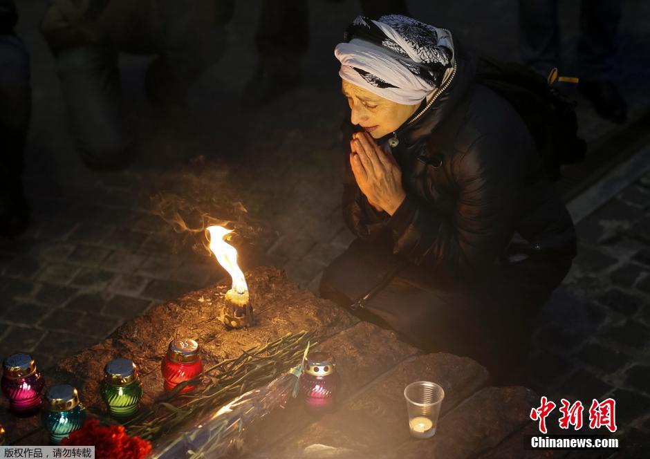 當(dāng)?shù)貢r(shí)間2014年11月22日，烏克蘭基輔，民眾舉行儀式紀(jì)念1932-1933烏克蘭大饑荒81周年
