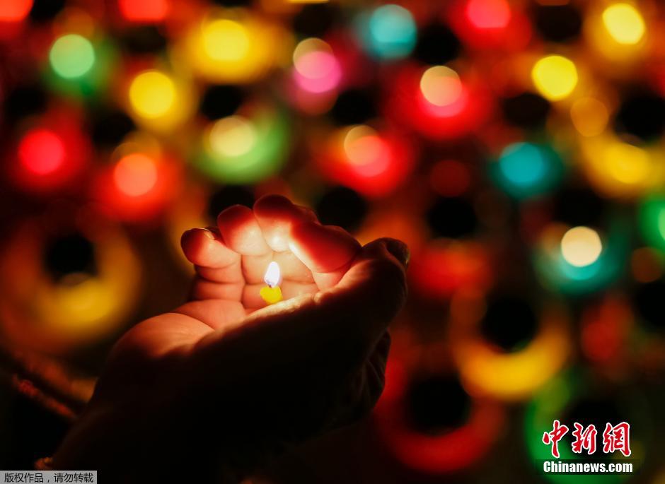 當(dāng)?shù)貢r(shí)間2014年11月22日，烏克蘭基輔，民眾舉行儀式紀(jì)念1932-1933烏克蘭大饑荒81周年