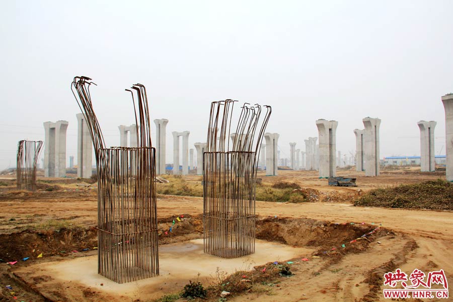 位于鄭州市南四環(huán)的京廣快速路南延工程已經(jīng)停工數(shù)月，現(xiàn)場(chǎng)幾百根橋墩已經(jīng)架起，場(chǎng)面甚是“震撼”。