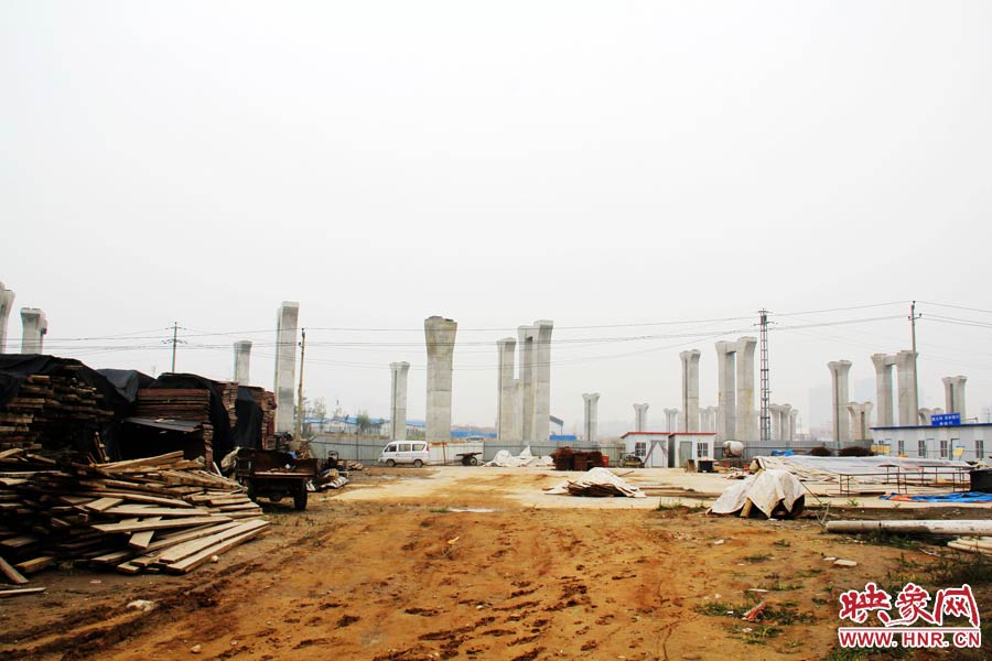 項(xiàng)目已經(jīng)停工數(shù)月，施工工地上很難見到工人，設(shè)備也很少。