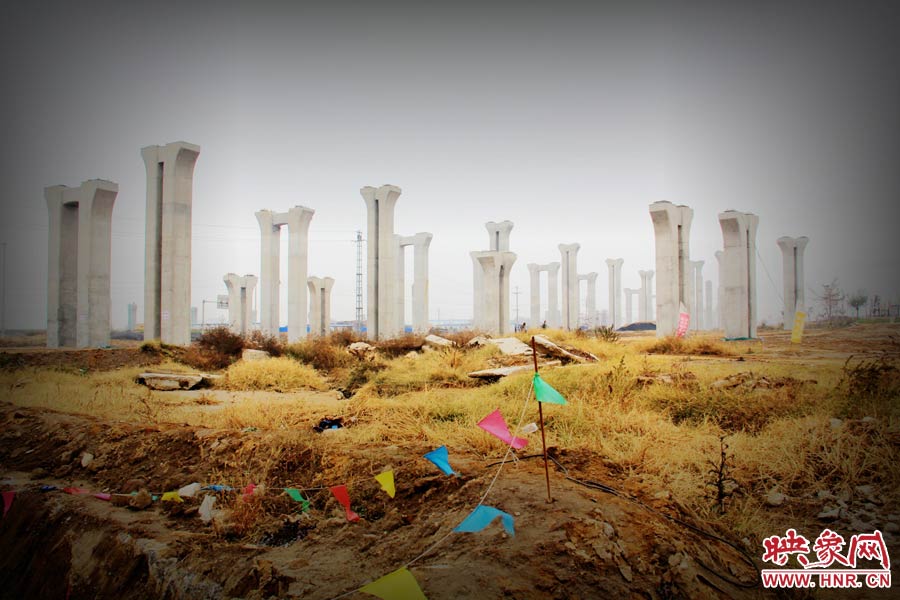 由于項(xiàng)目已經(jīng)停工數(shù)月，施工工地上很難見到工人，設(shè)備也很少，雜草叢生，顯得非?；臎?。