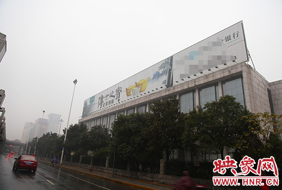 河南省人民會(huì)堂南面戶外廣告。