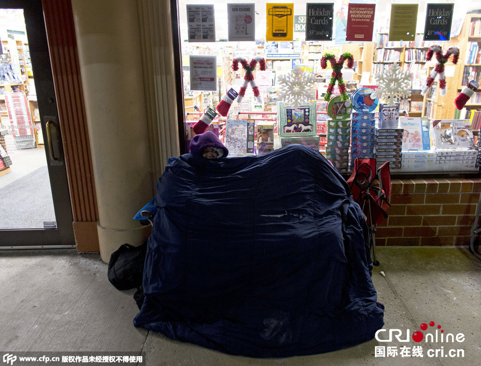 美國“黑色星期五”促銷啟動 民眾深夜宿營排隊(duì)搶購 美國“黑色星期五”促銷啟動 民眾深夜宿營排隊(duì)搶購