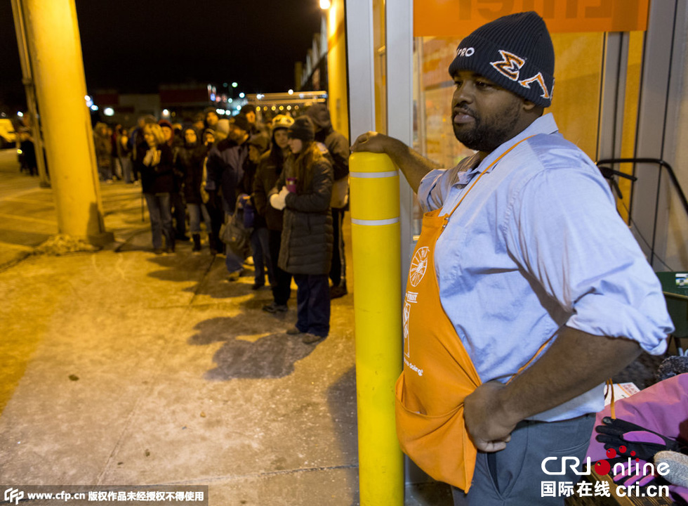 美國“黑色星期五”促銷啟動 民眾深夜宿營排隊(duì)搶購 美國“黑色星期五”促銷啟動 民眾深夜宿營排隊(duì)搶購