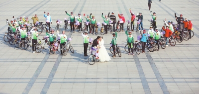 騎友們圍成一個“心”形，郝幸福在心尖上深情地親吻著新娘。