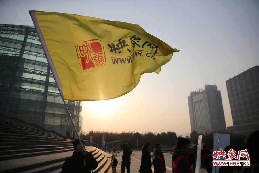 在映象網(wǎng)旗幟的召喚下，車友們匯聚在鄭東新區(qū)。