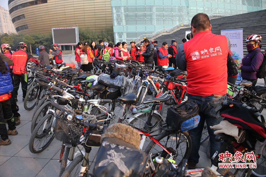 參加活動的車友太多，忙壞攝影師