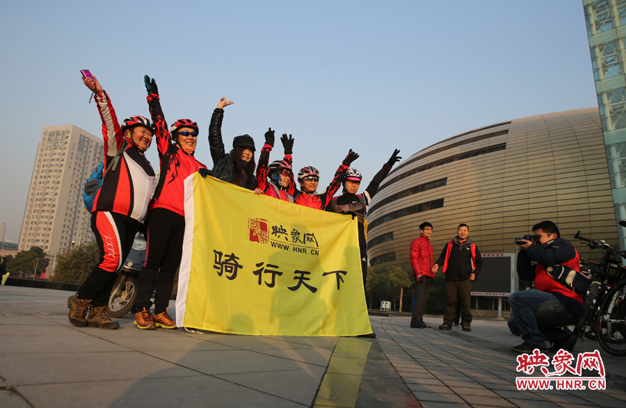 映象網(wǎng)騎行天下的車友，快樂寫在臉上