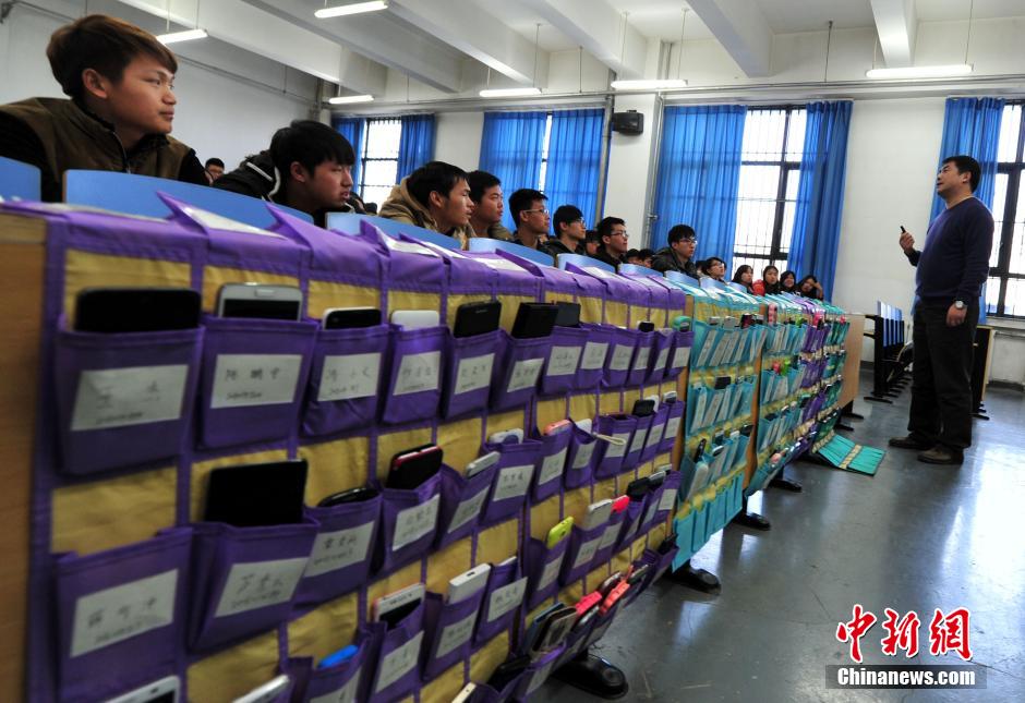 河北一大學拒絕“課堂低頭族” 學生上課“人機分離”