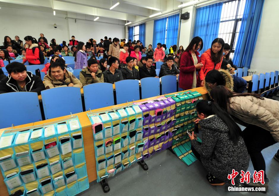 河北一大學拒絕“課堂低頭族” 學生上課“人機分離”